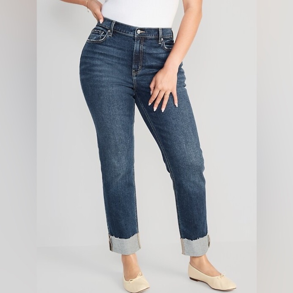 BUNDLE 2 ITEMS FOR $8✨

OLD NAVY mid-rise boyfriend jeans ✨